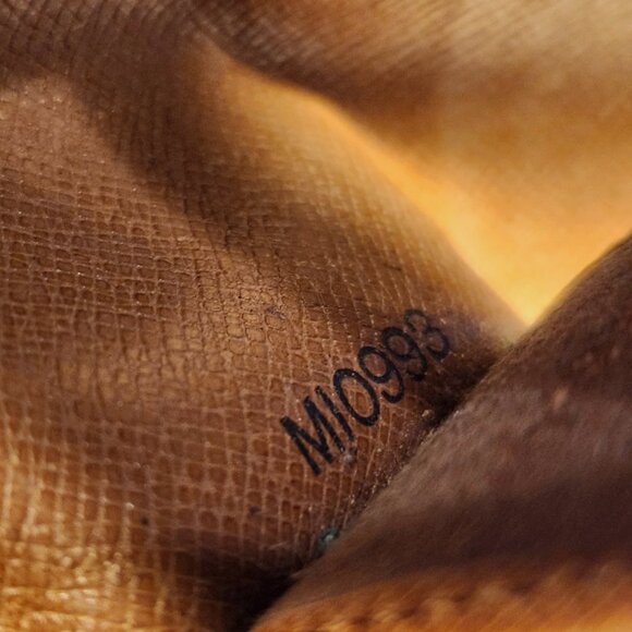 Authentic Louis Vuitton Brown Monogram Key Case 4 Ring Hook - Picture 12 of 15